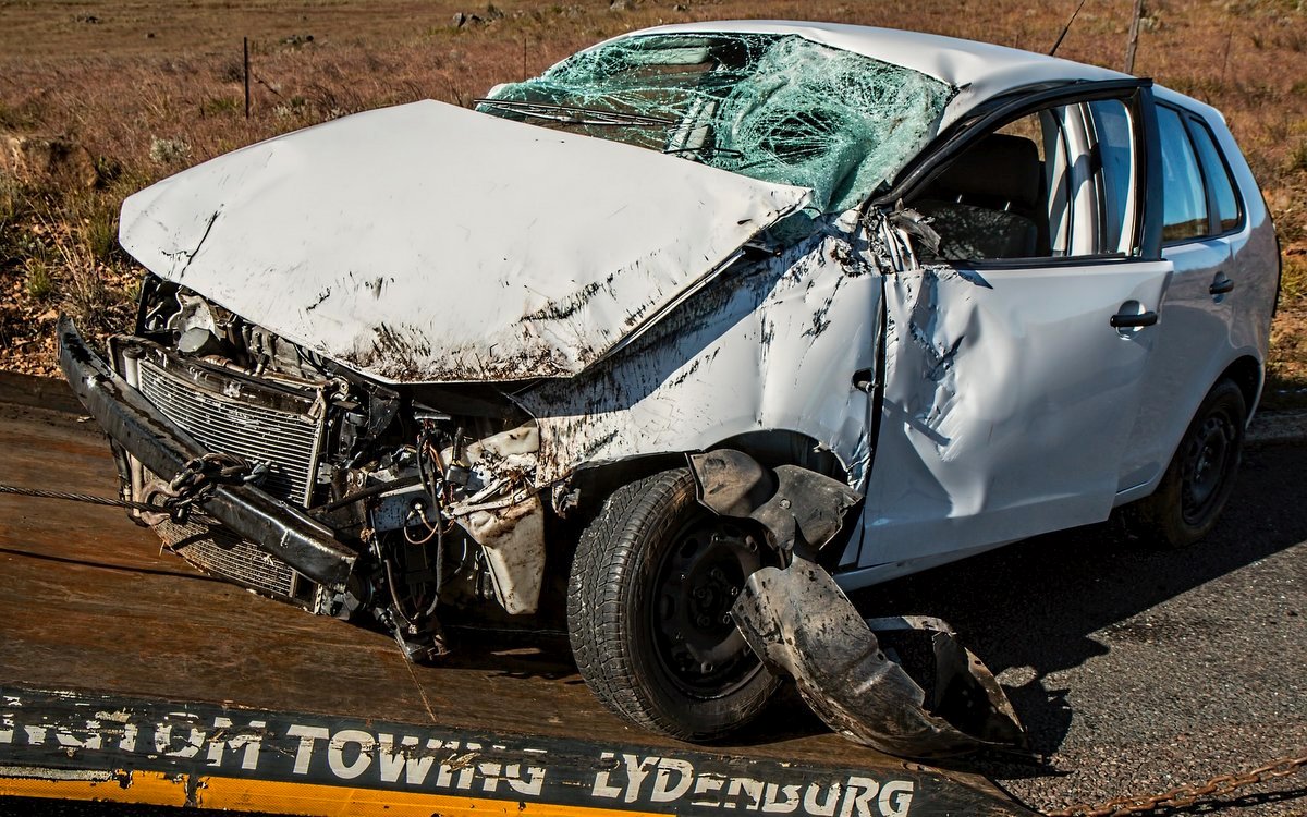 Nabourané zničené auto / Fotka od Steve Buissinne z Pixabay 