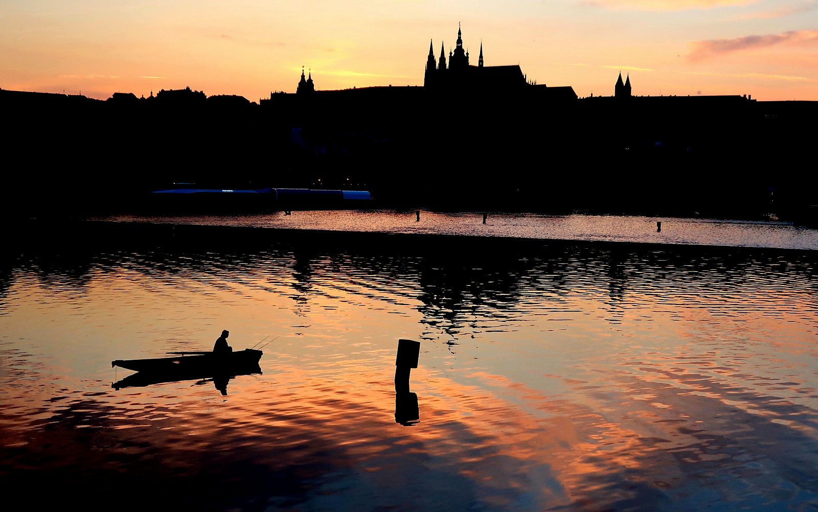 Hradčany, Praha, Prague, Prag, Vltava, řeka, river, rybář, fischer, fisherman / foto -Miloš Padevět-