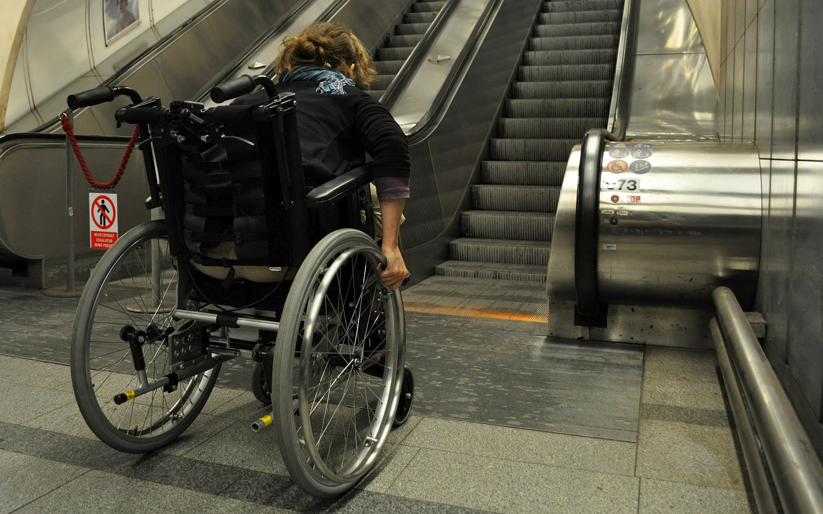 invalidní vozíček před eskalátory, samota, soběstačnost / -ima-