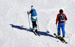 dvojice, lyžaři, skiaplinismus, cesta sněhem vzhůru, pohyb, slunečno / -ima-