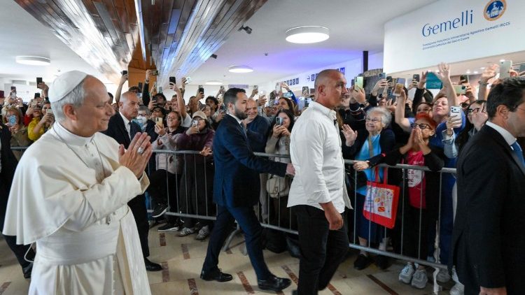 Foto: Vatican Media / Papež Lev byl 13. 10. 2026 hospitalizován v nemocnici Gemelli. Při vstupu do nemocnice ho čekaly davy lidí, které ho přišly podpořit. 
