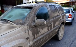 zablácené auto v kontrastu s leským čistým autem za ním... / ima