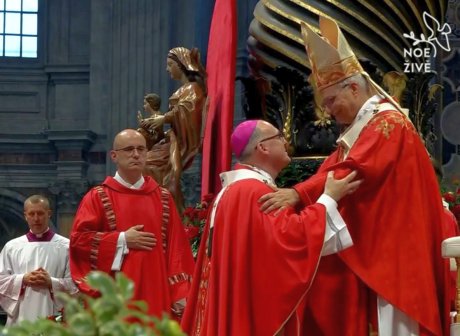 Arcibiskup Stanislav Přibyl přijmul od papeže pallium. Co to znamená?