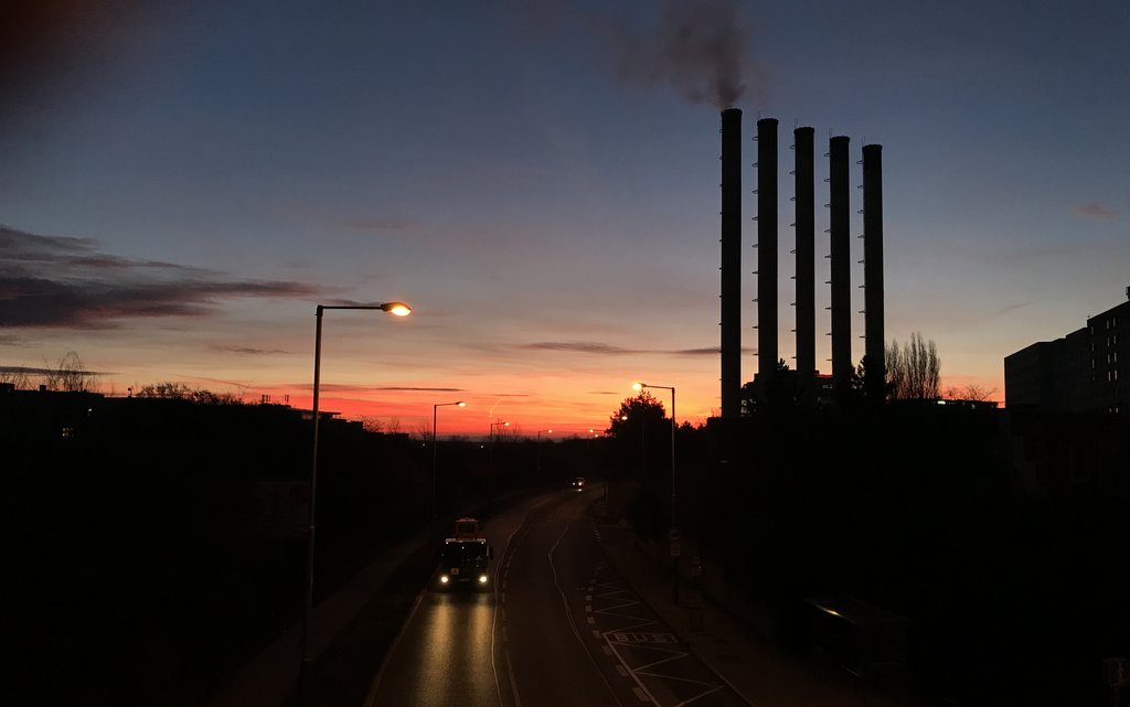 město, tovární komíny, tma, svítání ve městě