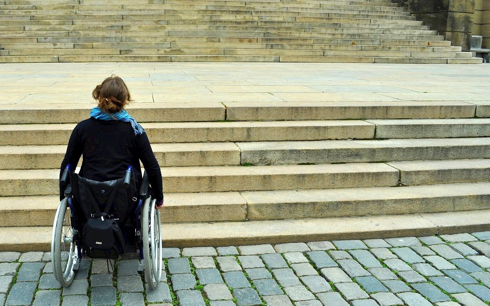 vozíčkářka u schodů, handicap, neznaděj / foto ima