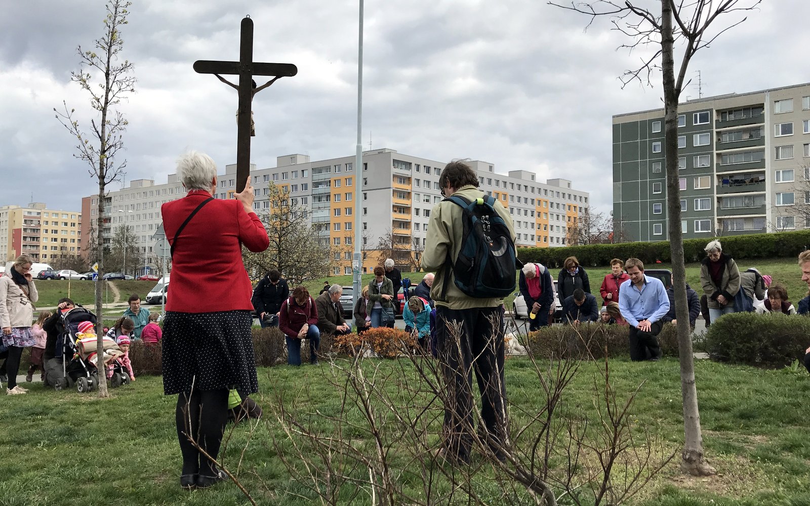 Kříž, lidé, město / foto: -ima-