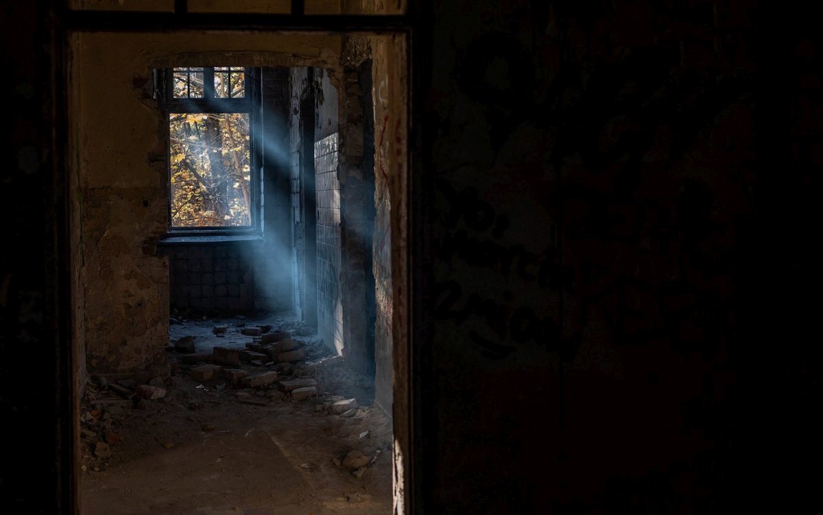 Ruiny domu, okno, slunce paprsky / Foto Piotr Zakrzewski Pixabay 