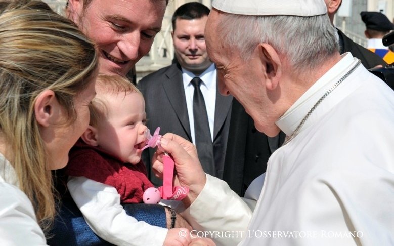 papež František, manželé, rodina, dítě, dudlík / foto: © Vatican Media