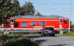 vlak, železniční přejezd, závory, semafor, auto / Fotka od Erich Westendarp z Pixabay 