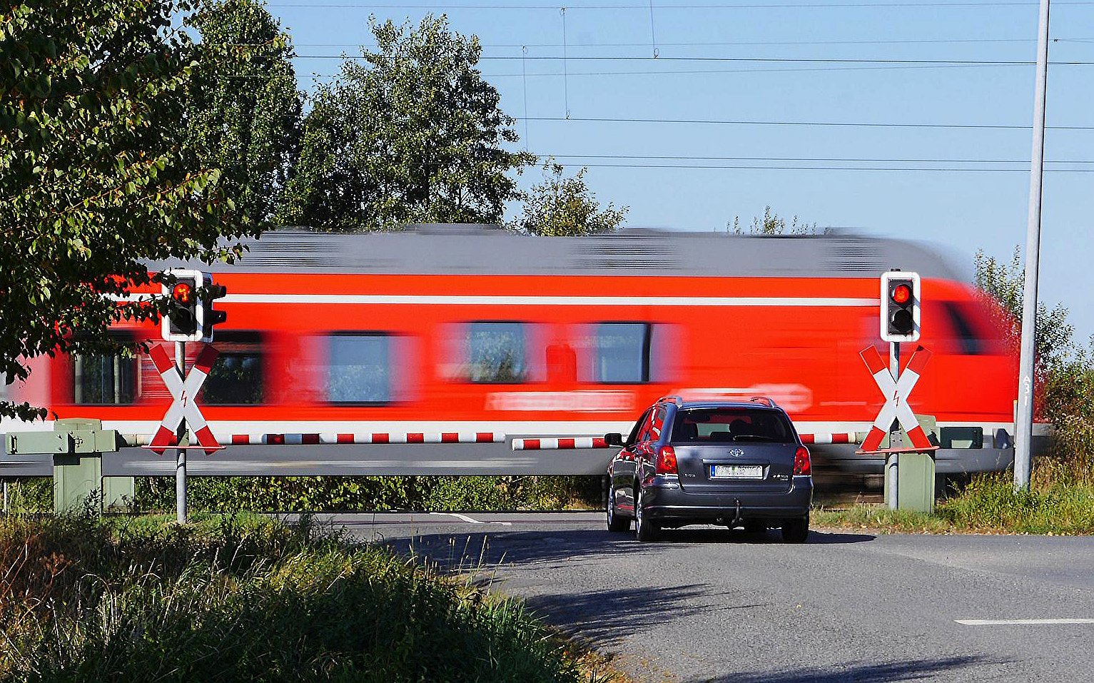 vlak, železniční přejezd, závory, semafor, auto / Fotka od Erich Westendarp z Pixabay 