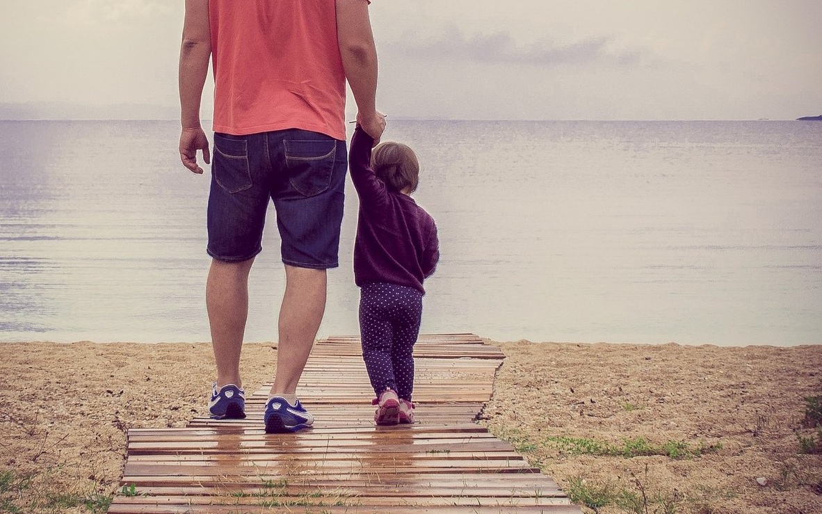 foto pixabay, otec a dítě, molo, jezero