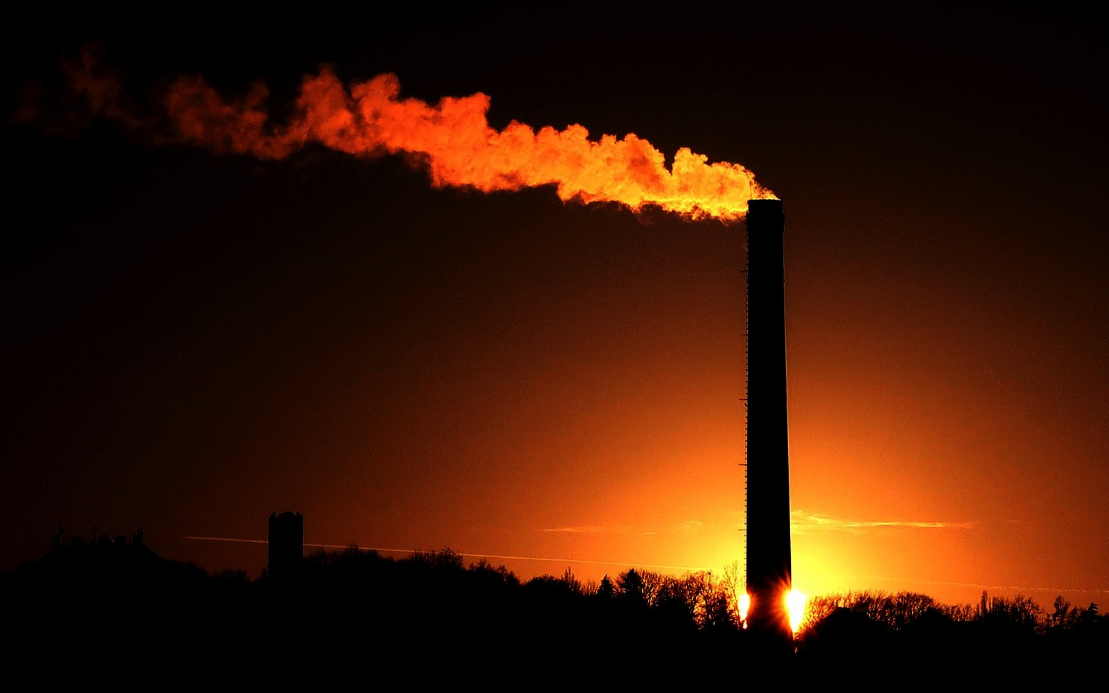 komín, kouř, východ slunce, protisvětlo / foto Miloš Padevět