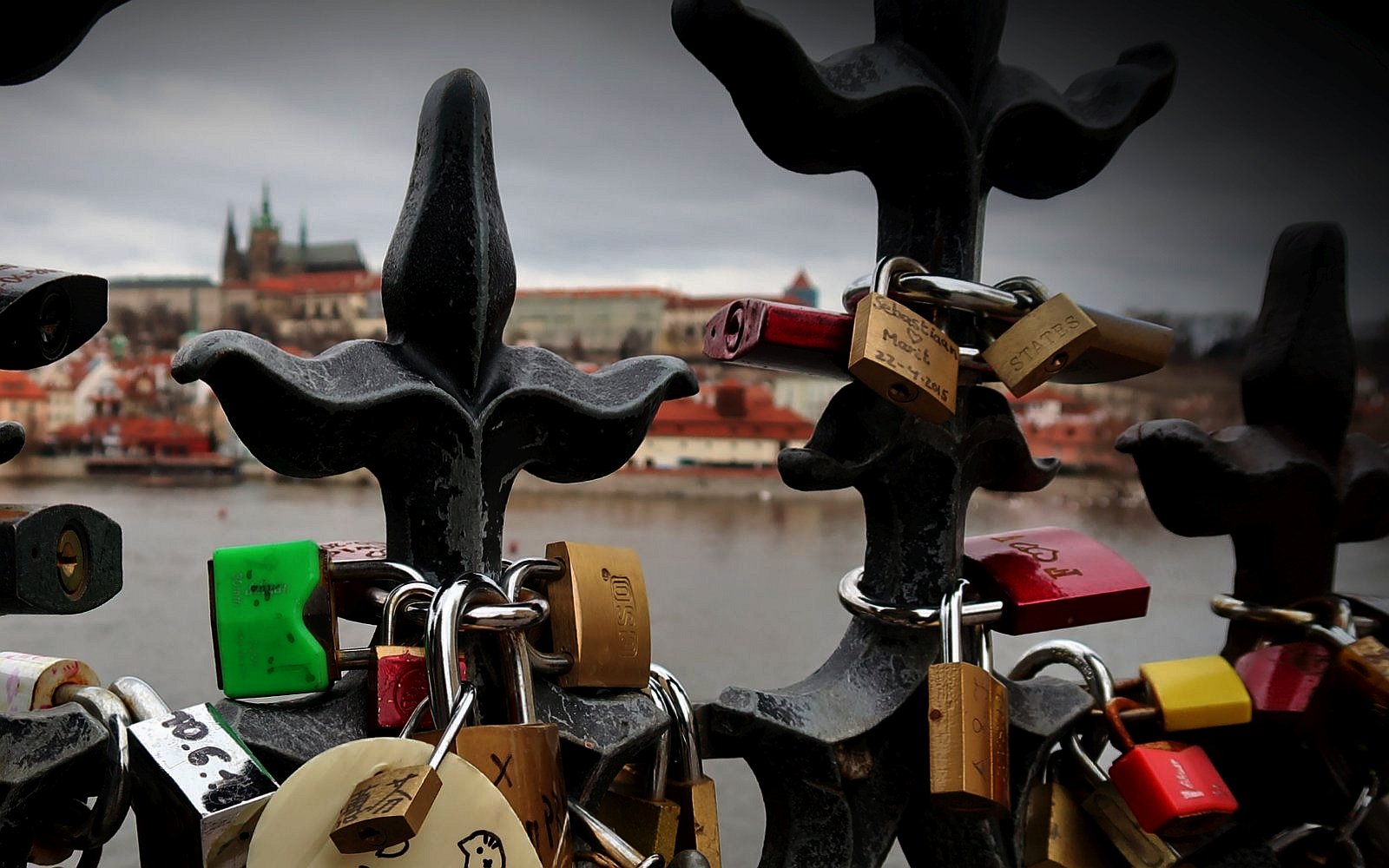 Hradčany, visací zámky na mříži. / foto -Miloš Padevět-