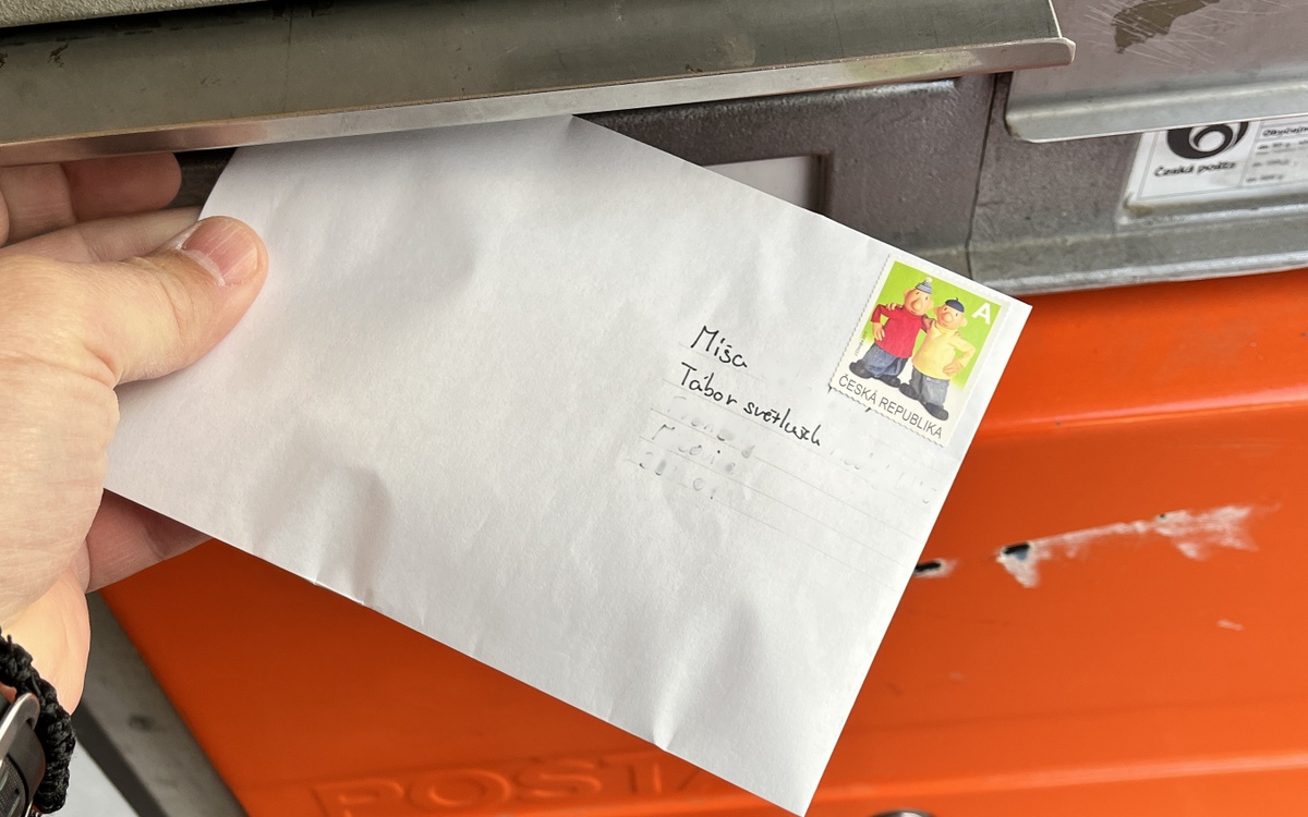 Dopis vkládaný do poštovní schránky / -ima-