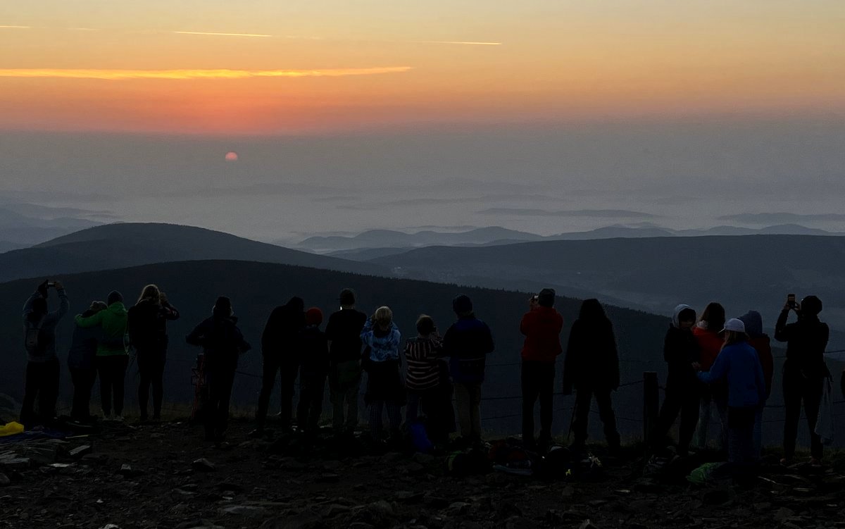 východ slunce, přihlížející lidé, Sněžka, Krkonoše, tma, světlo, rozbřesk, rohled, horizont  / foto -ima-