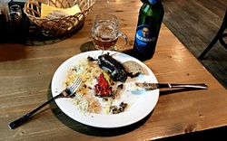jídlo, jitrnice, pivo, stůl, talíř, příbory, restaurace / foto -ima-