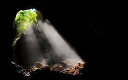 otevřená jeskyně, tma, světlo, sluneční paprsky, opar, kouř / foto Valentin Jorel Unsplash.com
