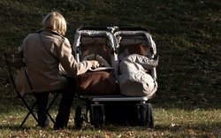 kočárek, dvojčata, babička, podzim / foto Michal Němeček