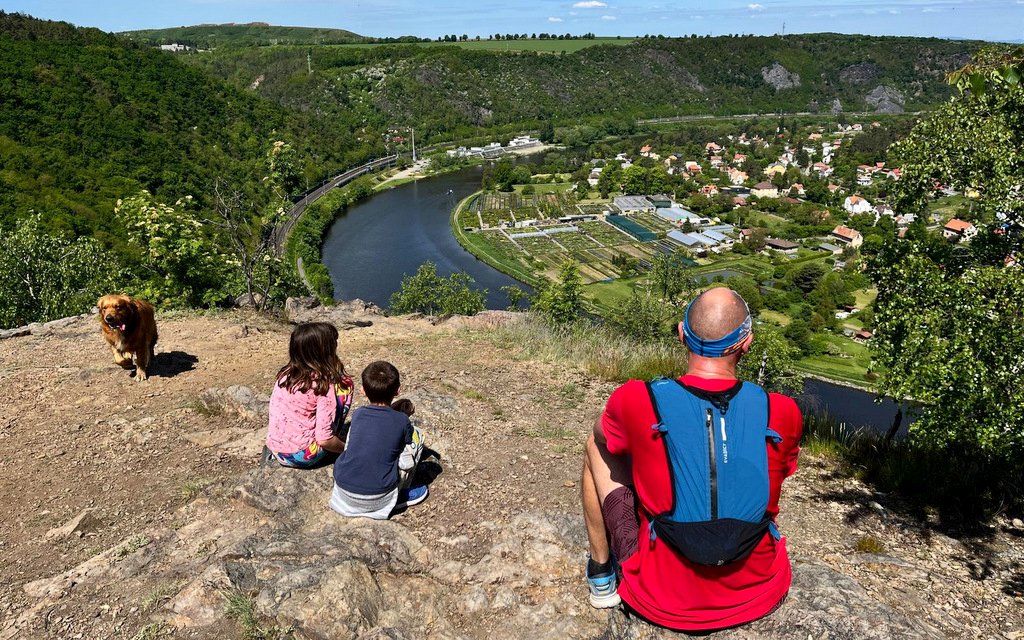 výhled, nadhled, meandr řeky, krajina, obzor, tři postavy, stín / foto -ima-