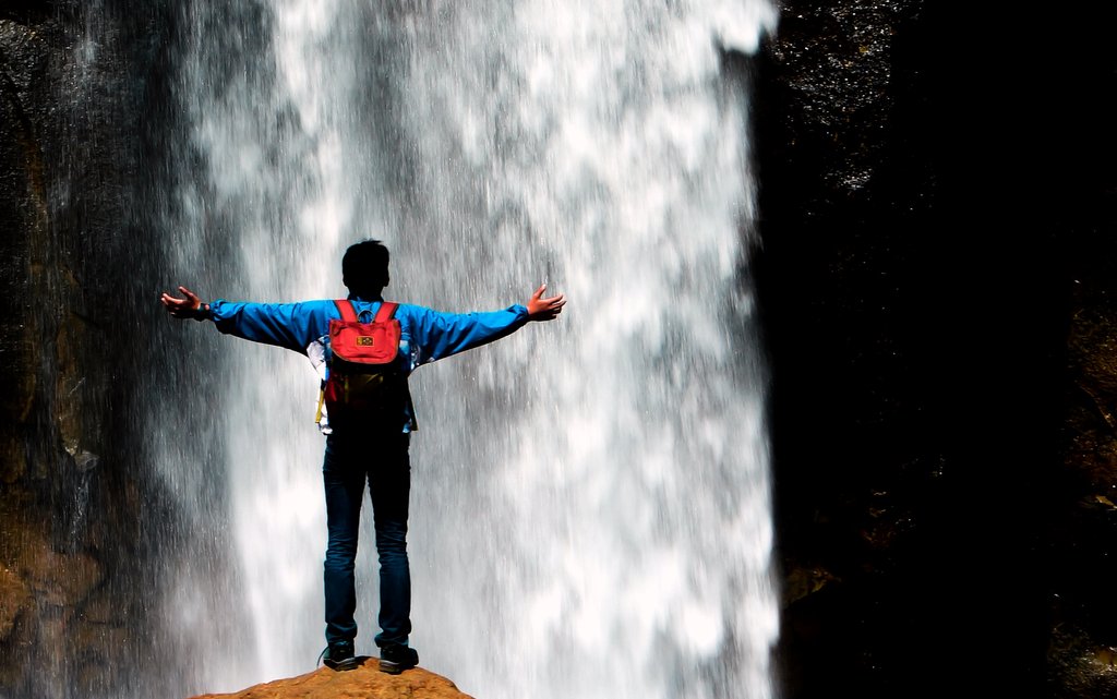člověk stojíécí před vodopádem / foto: pixabay.com
