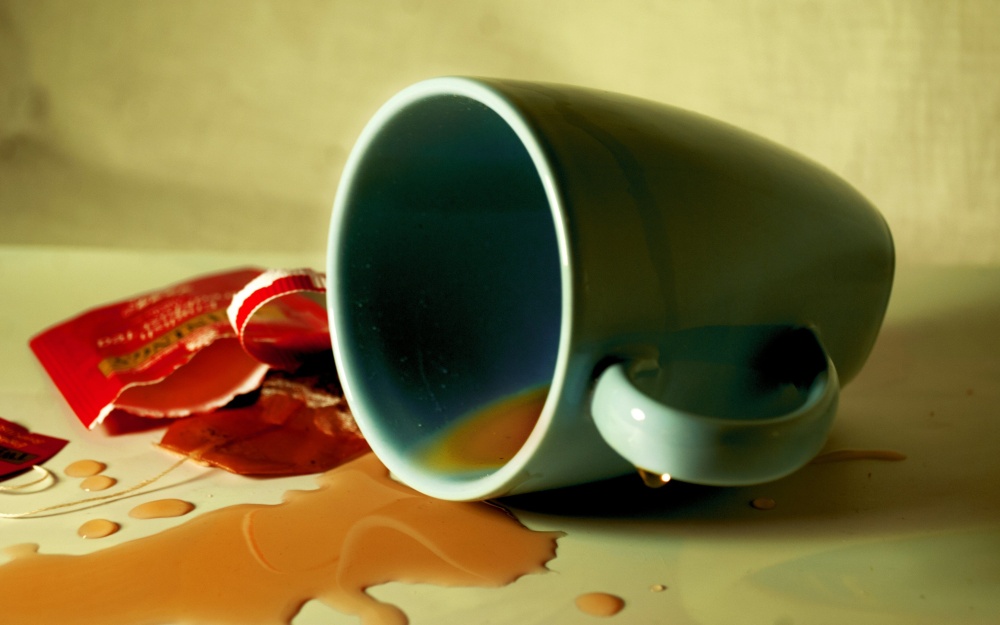 Photo by Chiara Guercio, unsplash.com, rozlité mléko, rozlitý čaj, nehoda, nepořádek