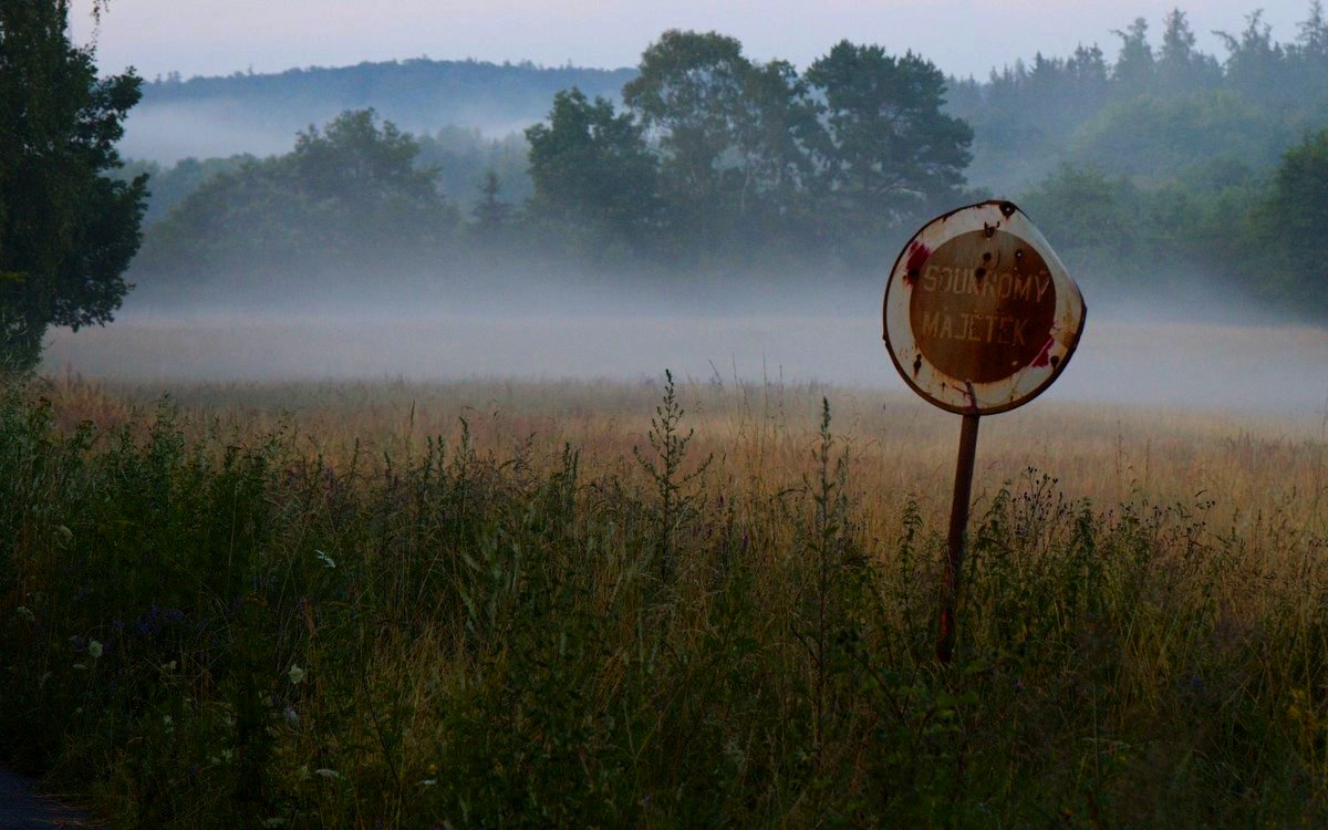 zrezlá značka, soukromý majetek, mlha, krajina, pole, louka  / foto Michal Němeček