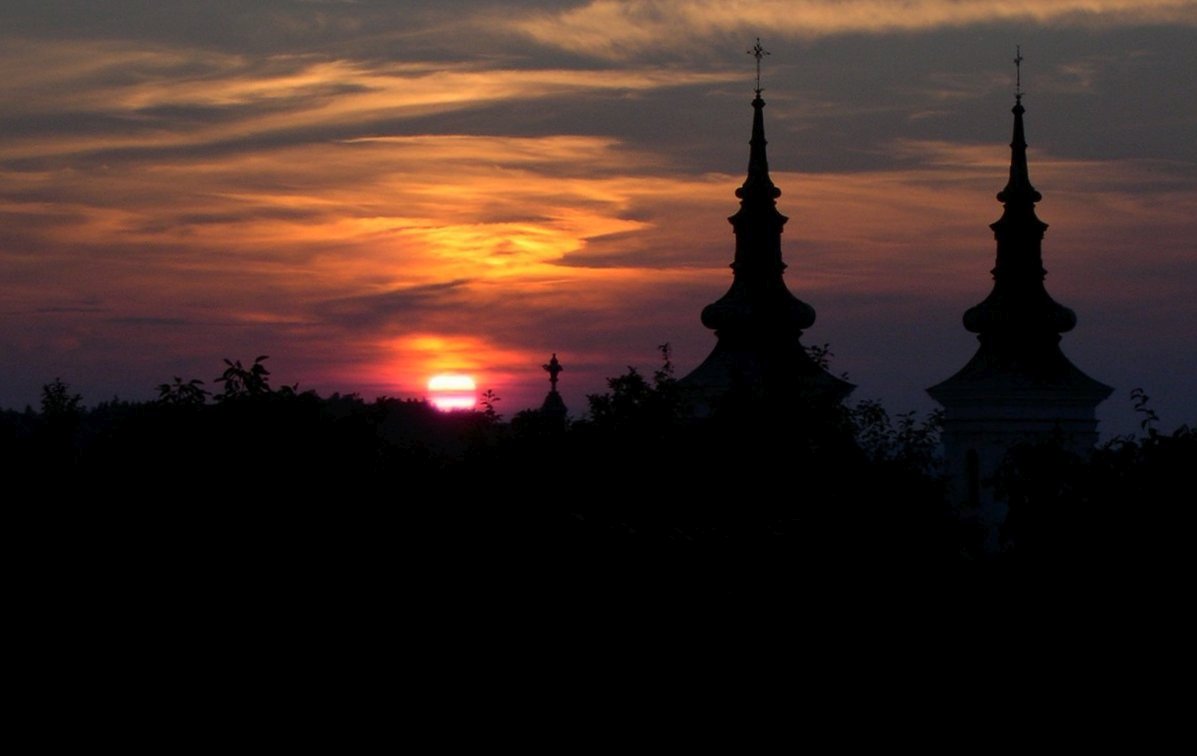 východ slunce, kostel, silueta, věže / foto Michal Němeček