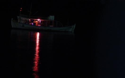 loď ve tmě, světlo / foto ima