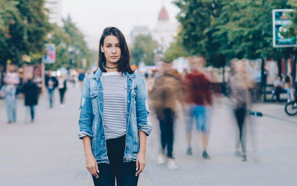 Photo unsplash.com, dívka, portrét, žena, ulice, lidé, pohyb