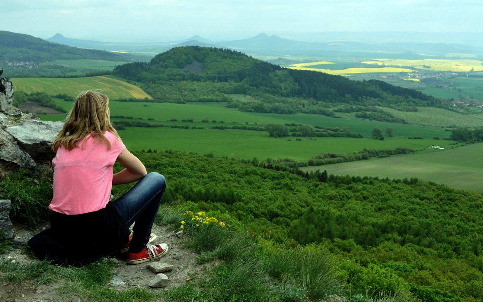 sedící dívka hledící do krajiny, výhled, rozhled, horizont, pole kopce / -ima-