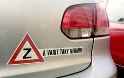 Nálepka začátečník s textem: A vařit taky neumím. Auto.  / -ima-