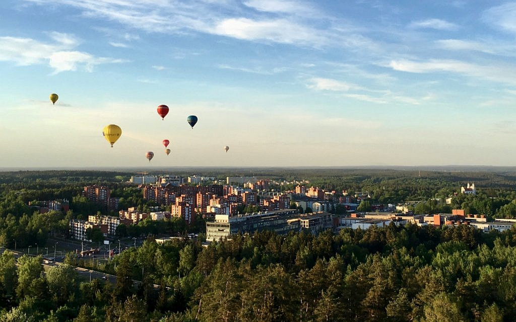 horkovzdušné balóny nad městem a lesy / foto unaslpash.com