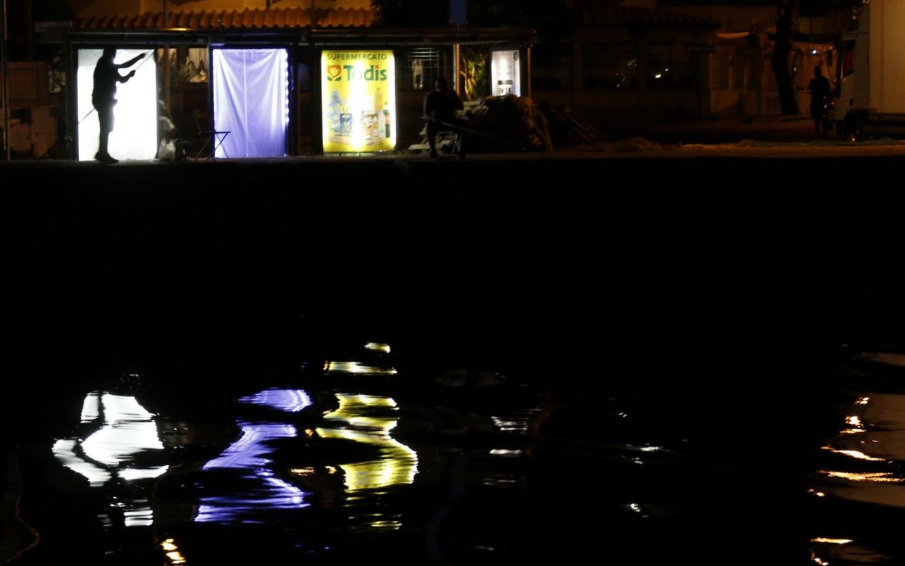 zrcadlení, hladina vody, tma / foto Michal Němeček
