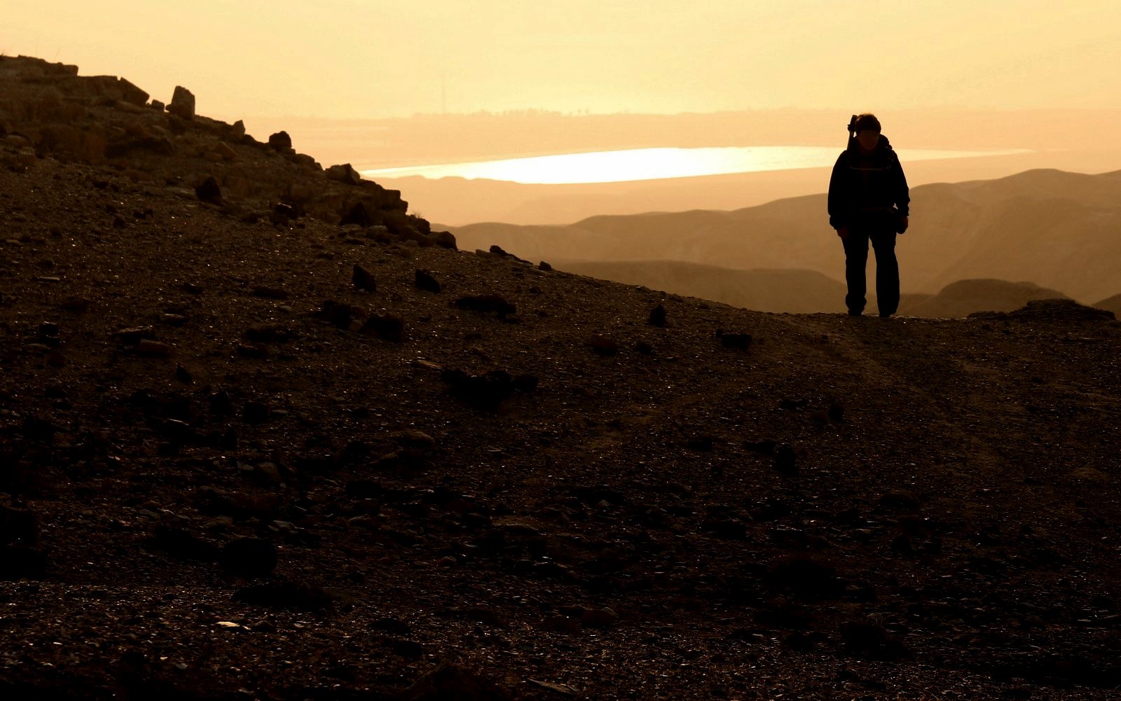 Poušť, člověk, postava, světlo, tma, kopec, horizont, prach, východ slunce / foto: Michal Němeček