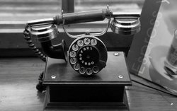 historický telefon / foto IMA