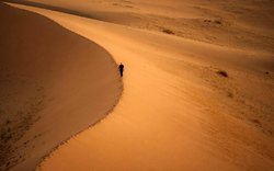 photo by neom-ZefdTSLstl0; unsplash.com, písečná duna, hrana, kráčející člověk