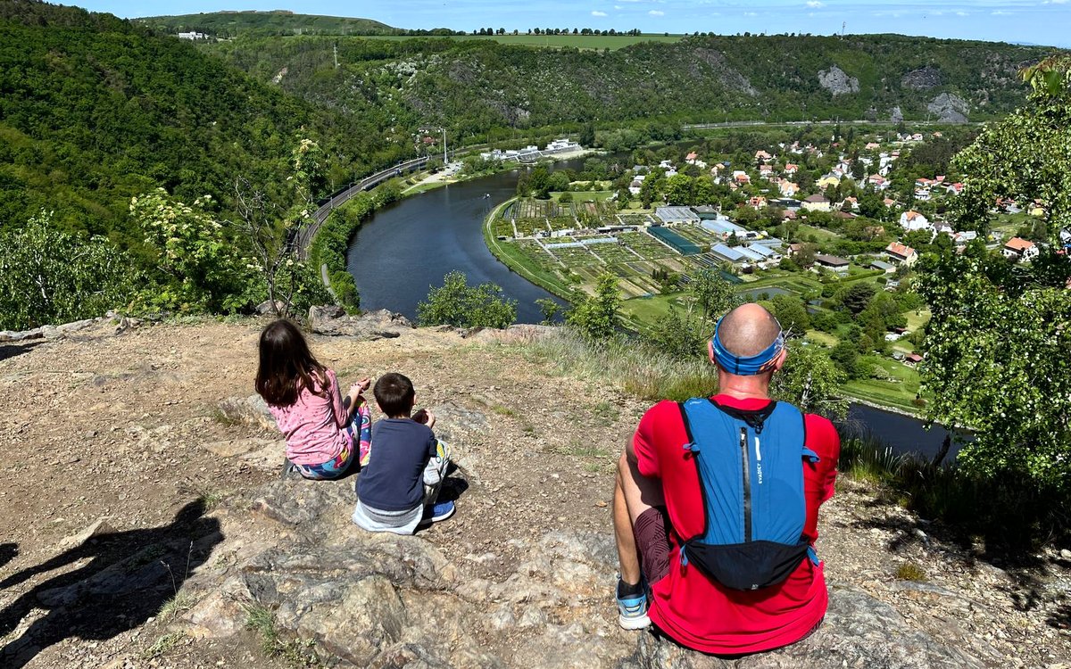 výhled, nadhled, meandr řeky, krajina, obzor, tři postavy, stín / foto -ima-