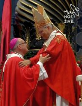 Arcibiskup Stanislav Přibyl přijmul od papeže pallium. Co to znamená?