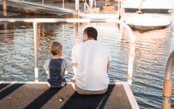 Photo by Kelli McClintock on Unsplash; otec a syn, rozhovor, rodič, naslouchání