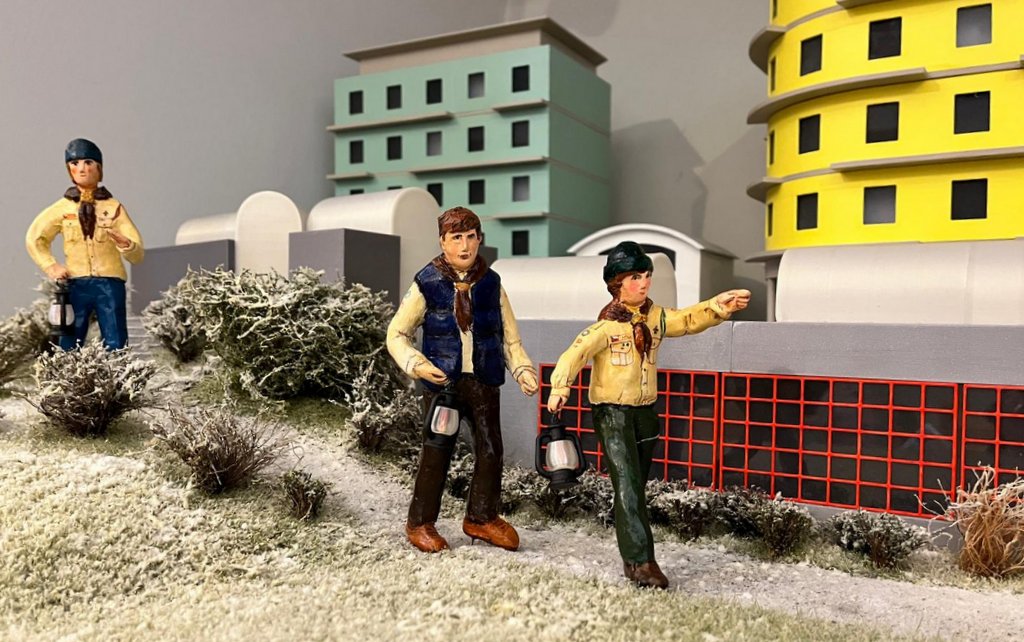 Skauti s betlémským světlem. Detail z moderního betléma v kostele svatého Prokopa v Nových Butovivích ve farnosti Praha - Stodůlky. / -ima-