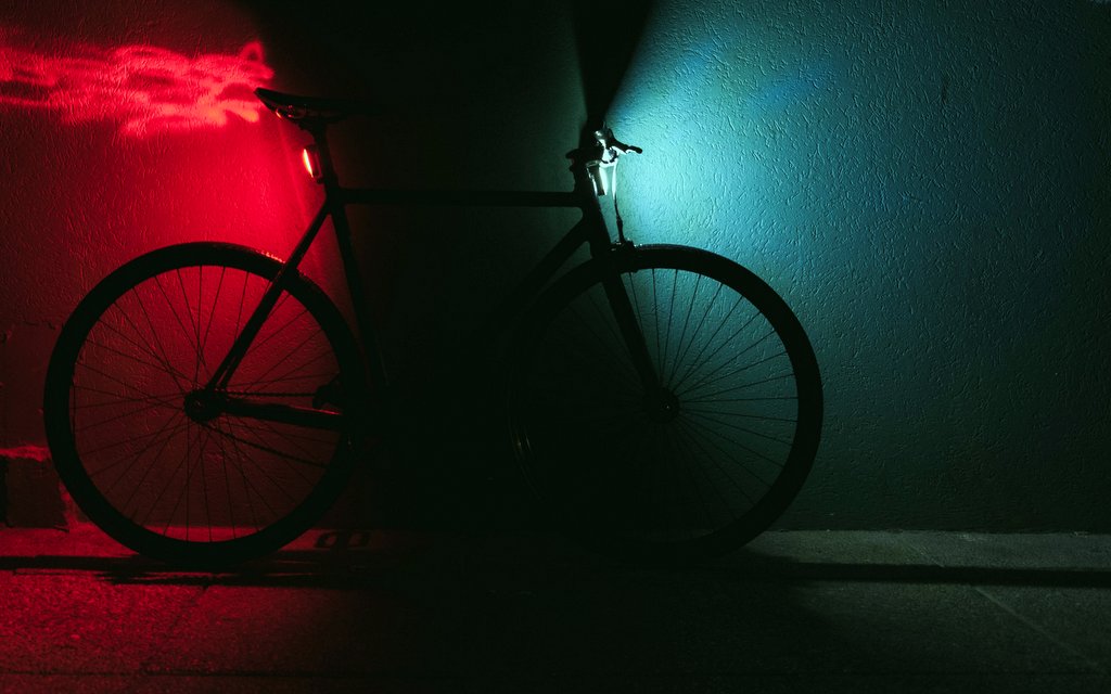 Jízdní kolo, bicykl, tma, světlo / foto: unsplash.com  thomas-jarrand