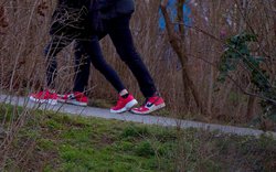 dvojice, cesta nahoru, červené boty / foto Michal Němeček